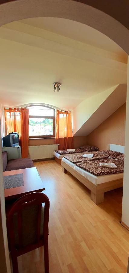 Penzion Highway Hotel Ruzomberok Eksteriør billede